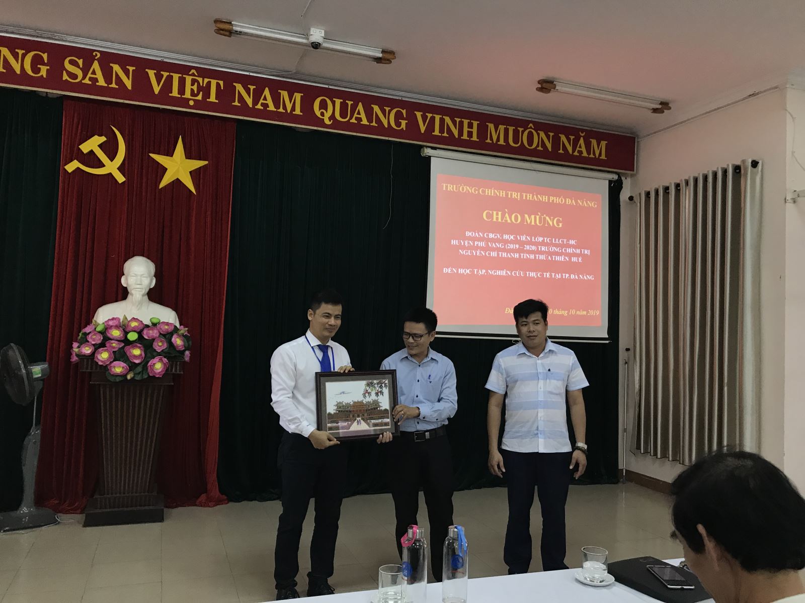 Đồng chí TS Nguyễn Đình Thuận- Bí thư Đảng uỷ- Hiệu trưởng Nhà trường nhận quà lưu niệm của Đoàn nghiên cứu tặng sau buổi làm việc.